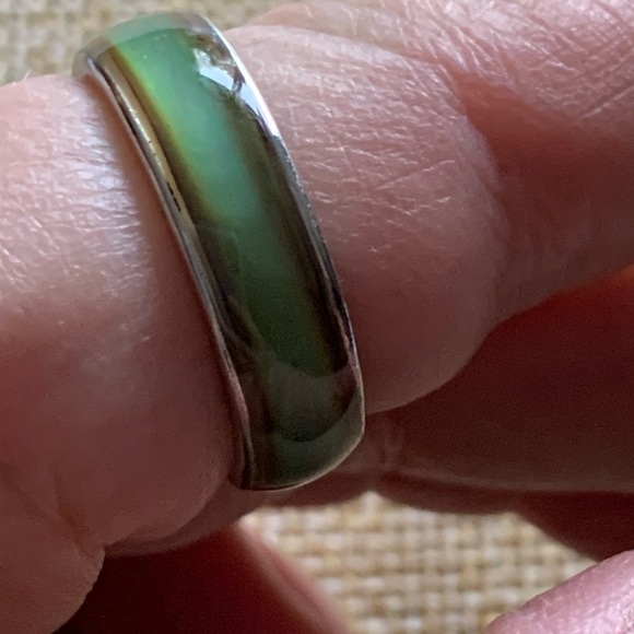 70’ Classic Mood Ring with Color-Changing Stone - Picture 2 of 8